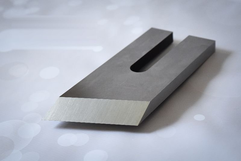 Guillotinenmesser mit Mittelschlitz